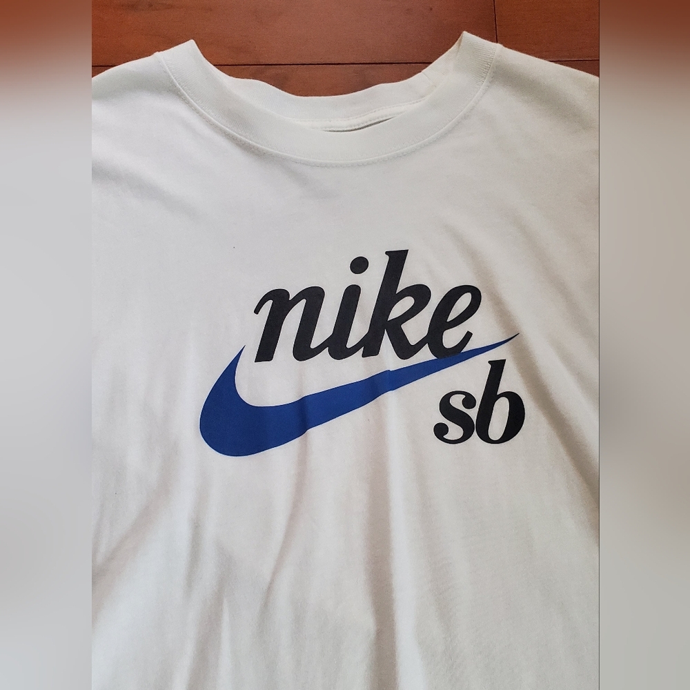 Nike SB White and Blue Short Sleeve Tee NWOT - Picture 2 of 3